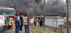 Se incendia bodega de empresa de venta de pollo y huevo