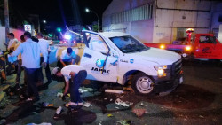 Tras accidente resultan lesionados empleados de la JAPAC