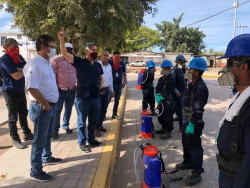 Desinfectan áreas públicas en Villa Juárez