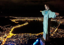 "Visten" de médico al Cristo de Río en homenaje al personal sanitario