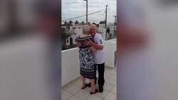 Conmueven 'abuelitos' las redes sociales con festejo de aniversario