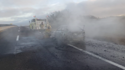 Fuego consume automóvil en carretera, a la altura de Elota