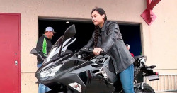 Le roban su moto a enfermera y Kawasaki le regala una Ninja 400 totalmente nueva