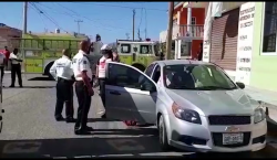 Bomberos iban a sofocar incendio pero chocan con vehículo