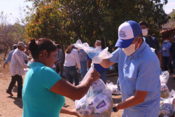 Habitantes de la zona serrana de Rosario reciben apoyos alimenticios