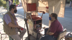 Julio César Vega tuvo que regresar a su trabajo de bolero, luego de quedarse sin dinero para comprar alimentos