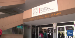 Cajemenses reciben placas en la puerta de sus casas