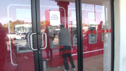 Cajeros retienen tarjetas, se molestan tarjetahabientes