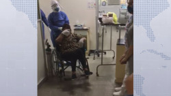Enfermera deja el hospital tras dos semanas de estar internada por COVID-19