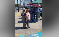 Pareja de adultos mayores enamoran al bailar en vía pública