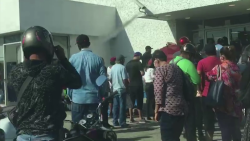 Filas de personas afuera de bancos no respetan sana distancia