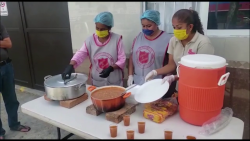 300 platos calientes al día para desprotegidos