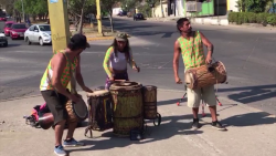Vendedores, músicos y bailarines, saturan camellones y avenidas