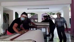 Don Guillermo sigue creando caretas para médicos y enfermeras
