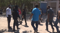 ... y entraron al panteón