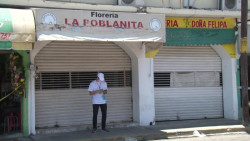 Sancionan dos florerías en Día de Las Madres