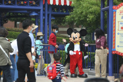 Hoy se abrió el primer parque Disneyland del mundo al 30% de su capacidad. Te decimos donde.
