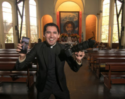 El sacerdote que causa furor en redes con el "Tik Tok"
