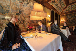 Un restaurante de EEUU usará maniquís para parecer lleno durante desescalada