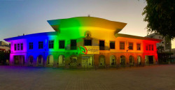 Se ilumina de colores el Palacio Municipal en apoyo a comunidad  LGBT