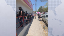 Reclaman ciudadanos ausencia de autoridad en largas filas a las afueras de los bancos