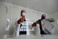 Escultor y médicos se unen contra escasez de insumos en pandemia