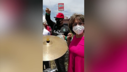Diputada entrega cubrebocas y gel antibacterial a músicos