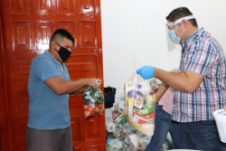 Entregan despensas a camioneros y comerciantes informales en Escuinapa.