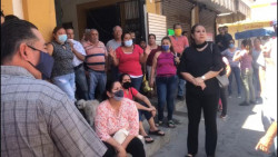 Comerciantes de El Rosario se manifiestan afuera de mercado municipal