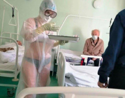 Enfermera rusa atiende pacientes de Covid-19 en ropa interior y bata transparente