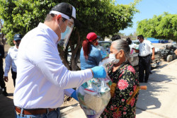 Entregan apoyos sociales en sindicatura de Isla del Bosque, Escuinapa