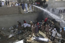 Avión se estrella en Pakistán con unas 100 personas a bordo