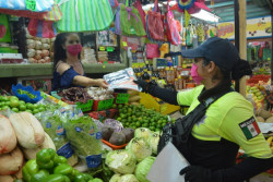Entregan kits informativos y cubrebocas en Mercado Municipal