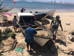 Se incendian dos pangas en playa norte