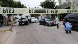Tras discusión hombre tirotea el automóvil de su pareja