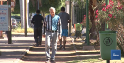 Defiende adulto mayor su libertad de salir a caminar pese a contigencia.