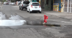 Fuga de agua causa socavón junto al Libramiento Colosio