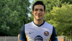 Raúl Jiménez presume playera del América