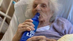 Anciana de 103 años celebra con una cerveza el haber vencido el Covid-19