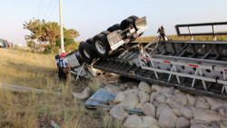 Se vuelca tráiler cargado de costales de maíz