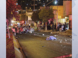 Ayudaban a lesionados en accidente y resultaron muerto