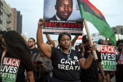 Acusan de asesinato en tercer grado a policía por la muerte de afroamericano