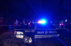 Asaltan farmacia y se enfrentan a la policía, una persona resultó herida