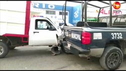 Choque entre patrulla de la Policía Municipal y camioneta