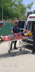 Joven se lesiona tras caerle barda en el pie
