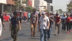 Marchan comerciantes y locatarios exigiendo la reapertura del centro comercial de Culiacán