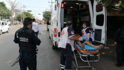 Grupo armado golpea a hombre