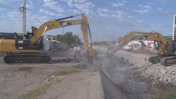 Derrumban puente para hacer profundo el arroyo