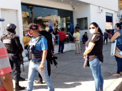 Realiza protección civil operativo en bancos