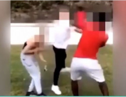 Dos adolescentes británicos son detenidos por obligar a un menor negro a que les bese los zapatos